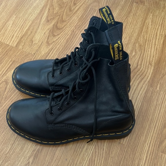 Dr. Martens Shoes - DOC MARTENS